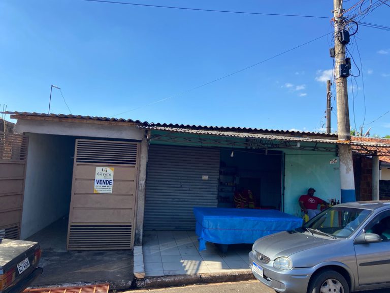 CASA À VENDA COM COMÉRCIO NA FRENTE