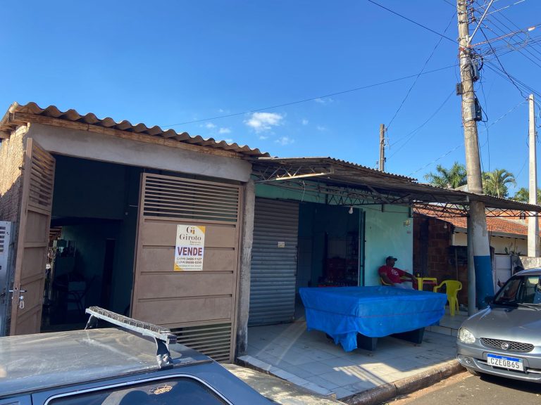 CASA À VENDA COM COMÉRCIO NA FRENTE